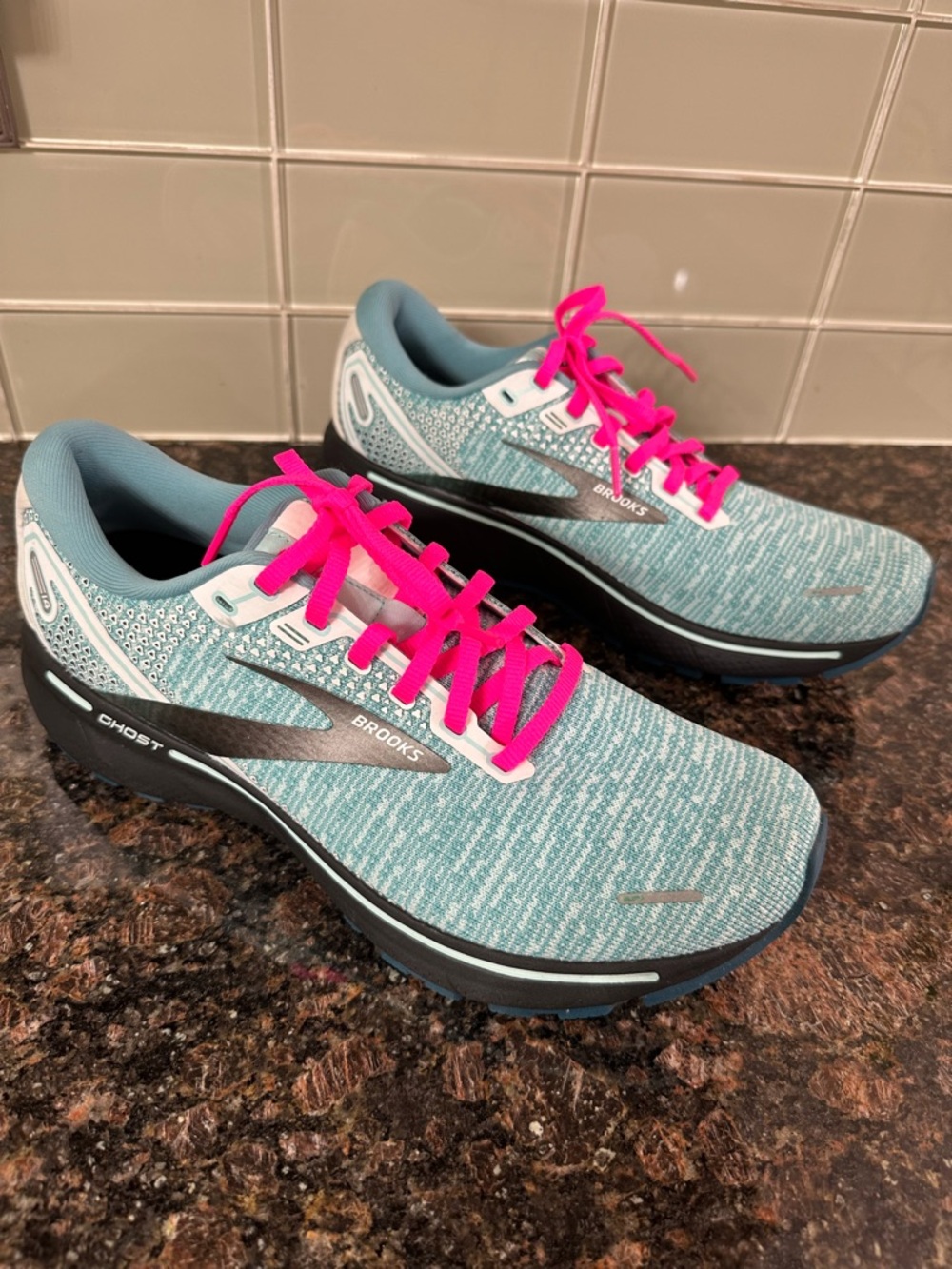 Brooks Women's Running Shoes - Teal Upper with Hot Pink Laces GHOST